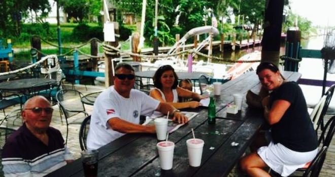 Huck's Cove Marina Bar & Grill