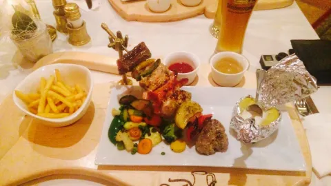 Dorfkrug in 카프룬