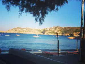 Almyra Seaside Food & Cocktails