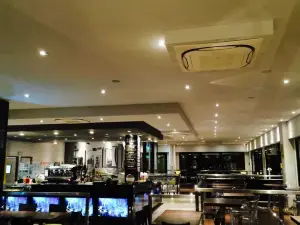 The Square - American Grill & Lounge Bar