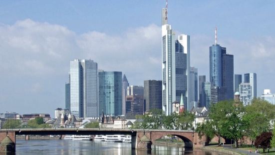 歐洲央行和德國中央銀行都在美因河畔。法蘭克福股票交易所是繼紐