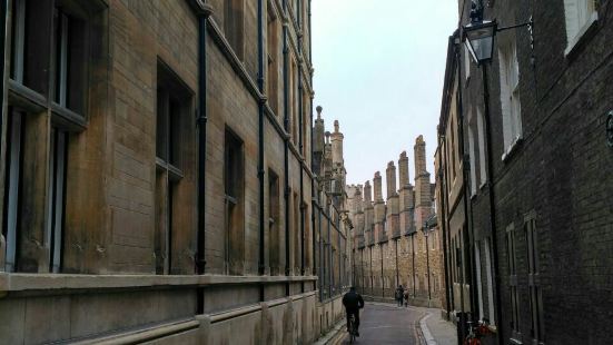 剑桥的三一巷，对它有印象，主要是电影里霍金意气风发和小伙伴一