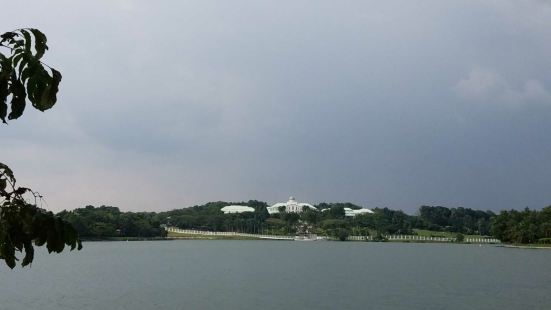 布城湖，是个相当漂亮的内陆湖了，马来西亚是个多雨的国家，几乎