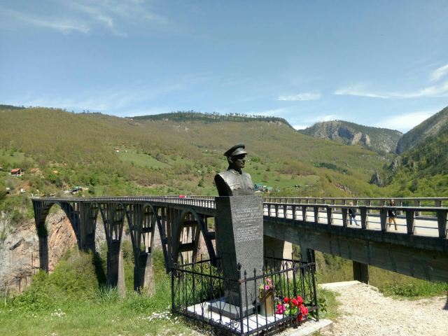 塔拉河大橋