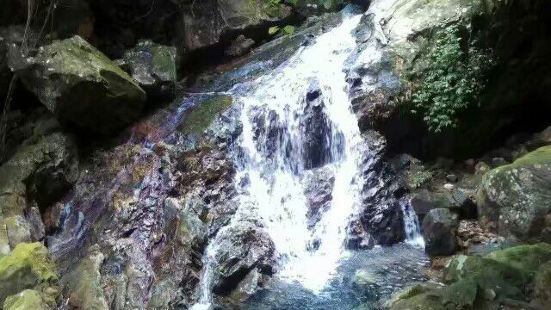 去小山城阳山县游览烈士纪念碑，还有清幽雅致的北山古寺令人心情