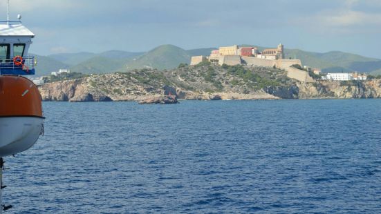 这是一座历史非常悠久的海边城堡，他坐落在一座半岛之上。已经有