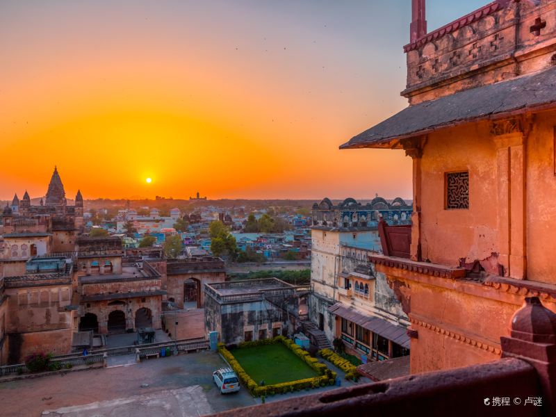 Orchha Fort and contact for cycling as well