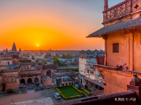 Orchha Fort and contact for cycling as well