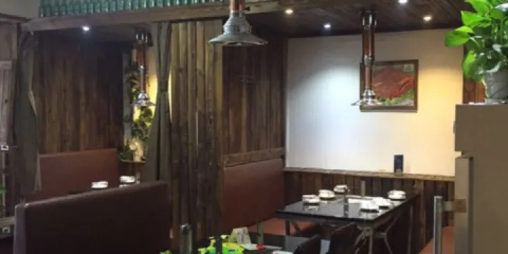 草原牧人炭火烤羊腿