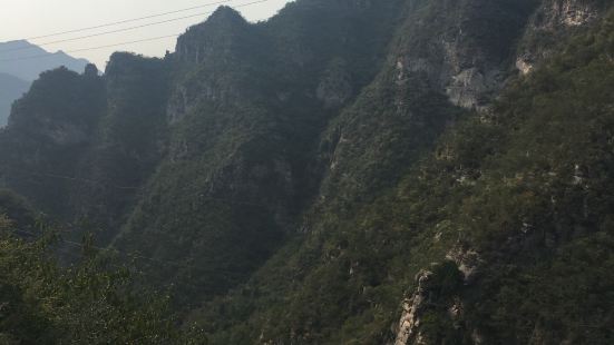 深山藏古寺，很有年代感，空气好，风景美，群山环抱，还有水。能