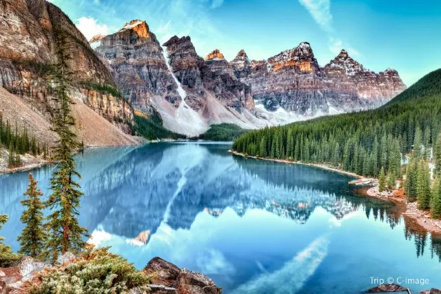 20 Dollar View: A Visit to The Beautiful Lake Moraine in Banff