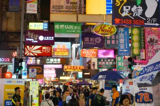 With Tens of Thousands of Visitors, Just Why is this Internet Celebrity Street So Popular?