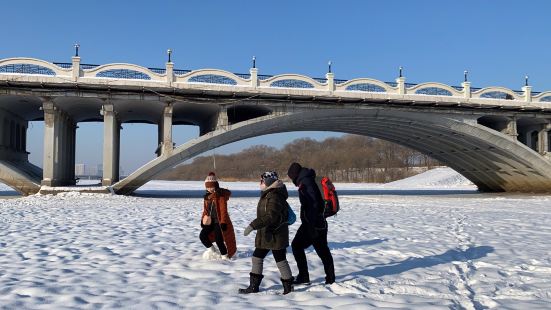 Walk across the frozen Songhua