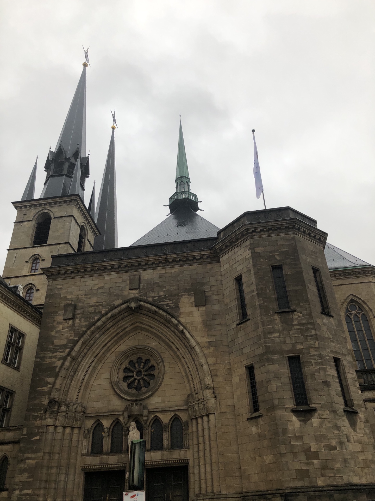 ルクセンブルグ ノートルダム大聖堂 評判 案内 トリップドットコム