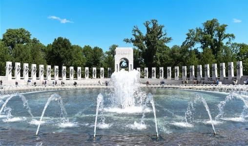 华盛顿的三处战争纪念碑，这个二战时期哦的纪念广场也是范围最大