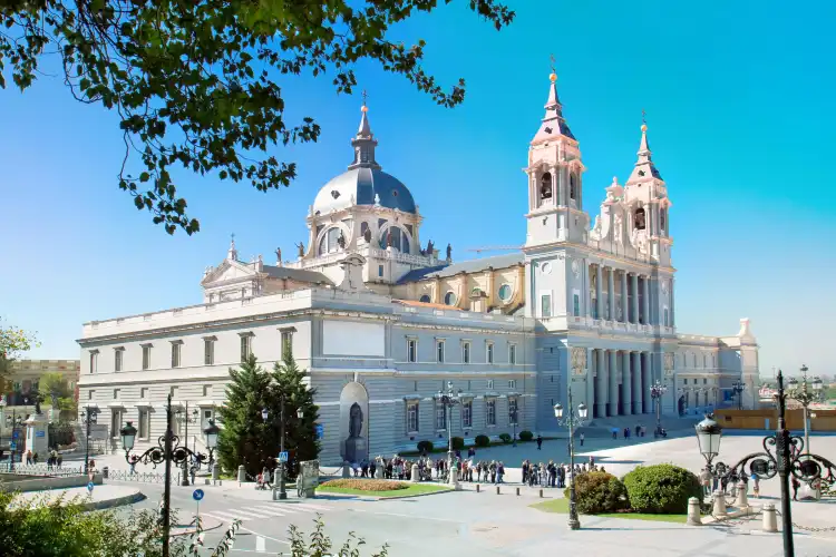 Các khách sạn gần Almudena Cathedral
