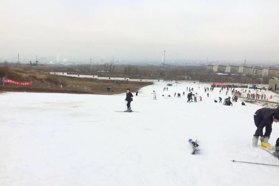 齊樂夢華嬉雪樂園（原梓橦山滑雪場）