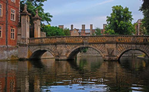 厨房桥也是一座很温暖古典的建筑物，整个大桥是剑桥核心的区域，