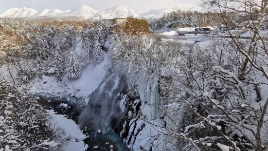 白须瀑布是青池的源头，冬天的青池已经被白雪覆盖了，完全看不到