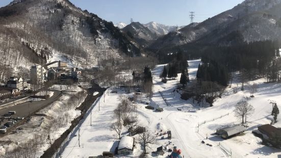 滑雪，玩雪超好玩，飲食很方便。酒店配備全齊。足不出戶，玩足三