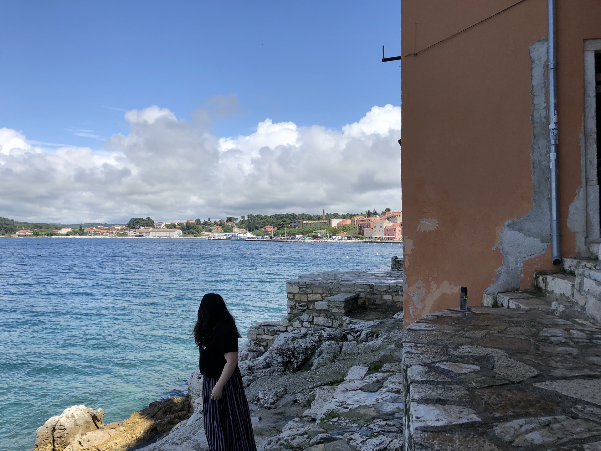 Before going to Venice, Italy, we went to Rovinj, a seaside city. If Halloween in the United States is celebrated as Carnival, Halloween in Rovinj is more like a special market on Sunday morning, with people coming and going, but everyone is aimlessly enjoying the caress of the sea breeze.