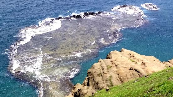 澎湖小台灣，落座於澎湖列島之七尾嶼邊上，是一塊大形之礁石，每