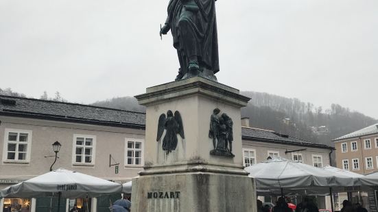 莫札特生前Salzburg從沒有善待過他，現在在他去世200