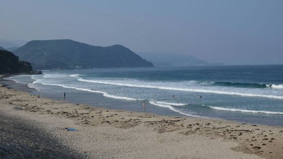 白浜海滨浴场是下田的公共海滩，这里只适合夏天来游泳，海水碧蓝