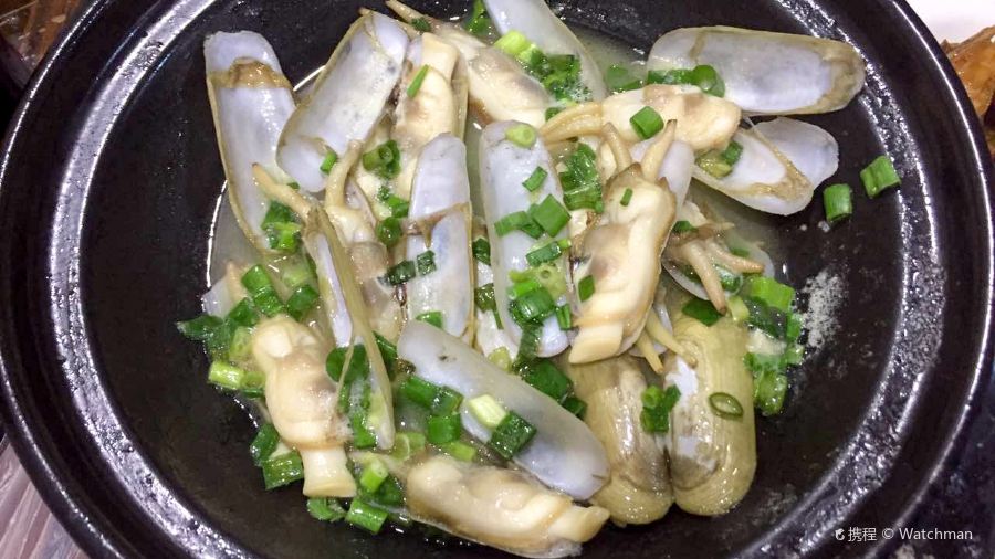 A POT OF A FRESH BAKED SEAFOOD