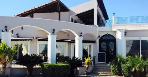 Blakes Lounge Bar & Bistro in Karavas