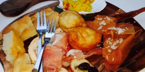 Pole Pole Concept Bar