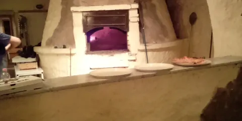 Lávakövi Pizzéria