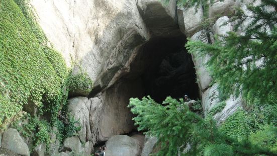 青岛崂山华严寺景区最高处的一个神奇的山洞，山洞顶上有口，阳光