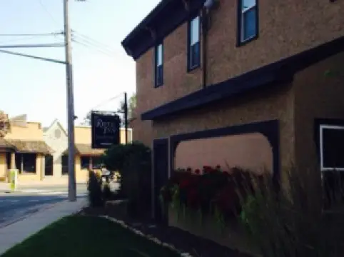 River Inn Bar & Grill