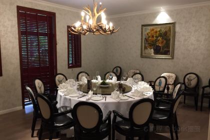 MOOSE RESTAURANT & BAR