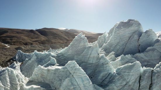 游客能直接接触到的最雄伟的大陆冰川。冰川前有两个冰湖，一大一