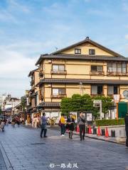 Hanamikoji Street