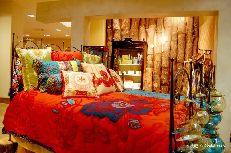 Hotels near Anthropologie