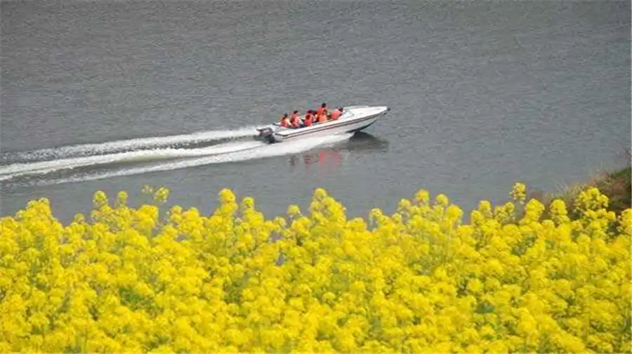 Hotels near Liquan Lake