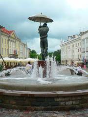 Skulptuur "Suudlevad tudengid" / 'The Kissing Students' sculpture and fountain