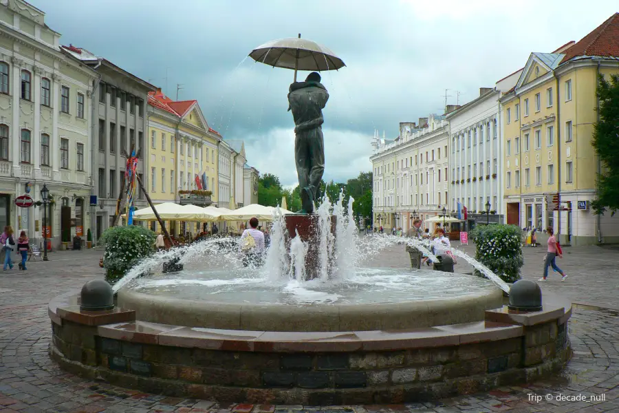 Skulptuur "Suudlevad tudengid" / 'The Kissing Students' sculpture and fountain