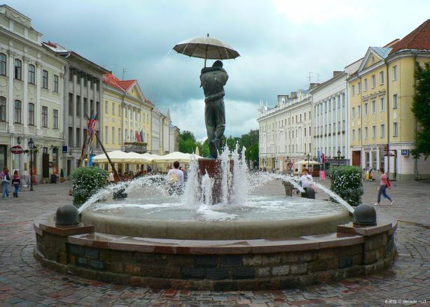 Skulptuur "Suudlevad tudengid" / 'The Kissing Students' sculpture and fountain