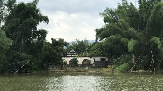 賀州市沿賀江建設的公園，順着賀江岸邊走，可以欣賞兩岸風景，山