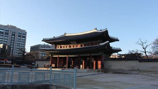 敦化门乃昌德宫正门，建于1412年，1592年壬辰倭乱，敦化