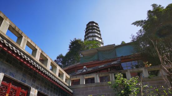 白塔又名东雁塔，位于宜宾白塔山风景区，建成于明穆宗隆庆三年(