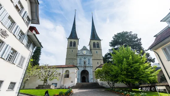 Bảo tàng Xe điện Zurich + Bảo tàng Đồng hồ Beyer + Bahnhofstrasse + Nhà thờ Zurich