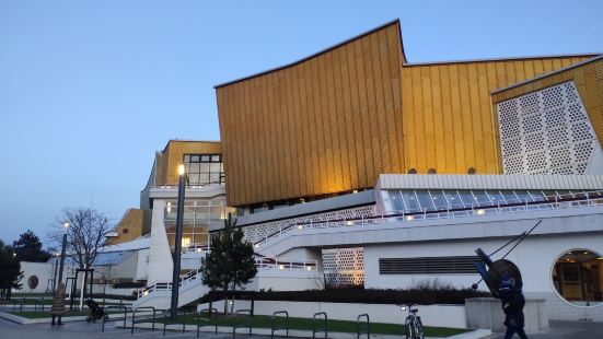 柏林爱乐音乐厅建筑外形很别致，内部也与正统的音乐厅很不一样，