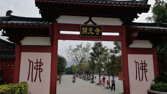 就在容州古城后面，容县博物馆旁边，免费开放，可以顺路一览。始