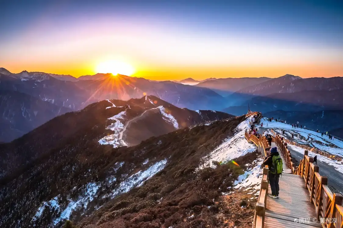 Hotels near Mount Dawagengzha