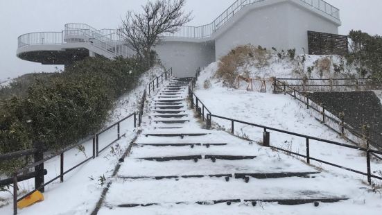 暴風雪中的地球岬肯定和平時大不相同吧，此時風雪大到影響了視野